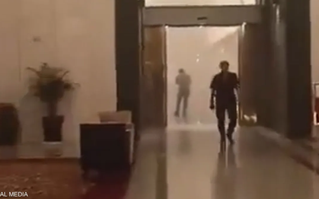 الصورة: الصورة: مسؤول: إخماد حريق محدود في فندق الرشيد ببغداد وعودة النزلاء لغرفهم