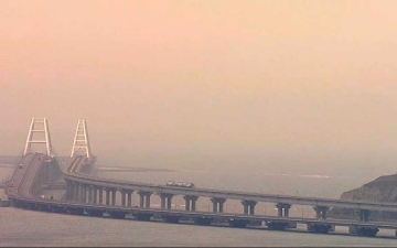 الصورة: الصورة: السلطات الروسية تعلق حركة السيارات على جسر القرم