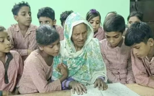 الصورة: الصورة: بعمر 92 عاماً.. سليمة خان امرأة هندية تحقق حلمها بتعلم القراءة والكتابة