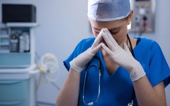 الصورة: الصورة: خطر الانتحار يهدد الممرضين وموظفي الرعاية الصحية في أمريكا