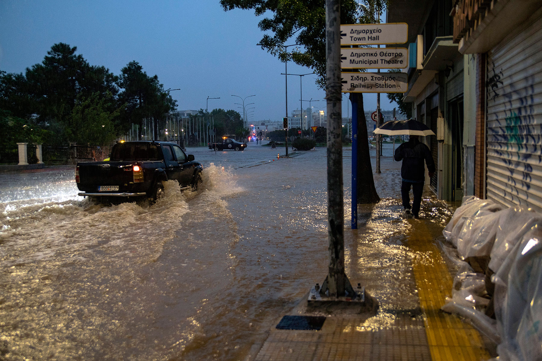 فيضانات تضرب اليونان للمرة الثانية خلال شهر والسلطات تفرض حظر التجول