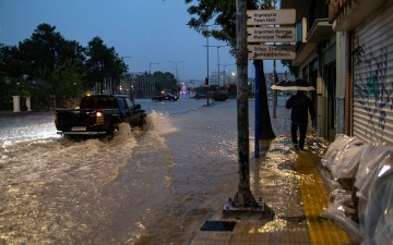 الصورة: الصورة: فيضانات تضرب اليونان للمرة الثانية خلال شهر والسلطات تفرض حظر التجول