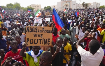 الصورة: الصورة: سفير فرنسا في النيجر يعود إلى باريس