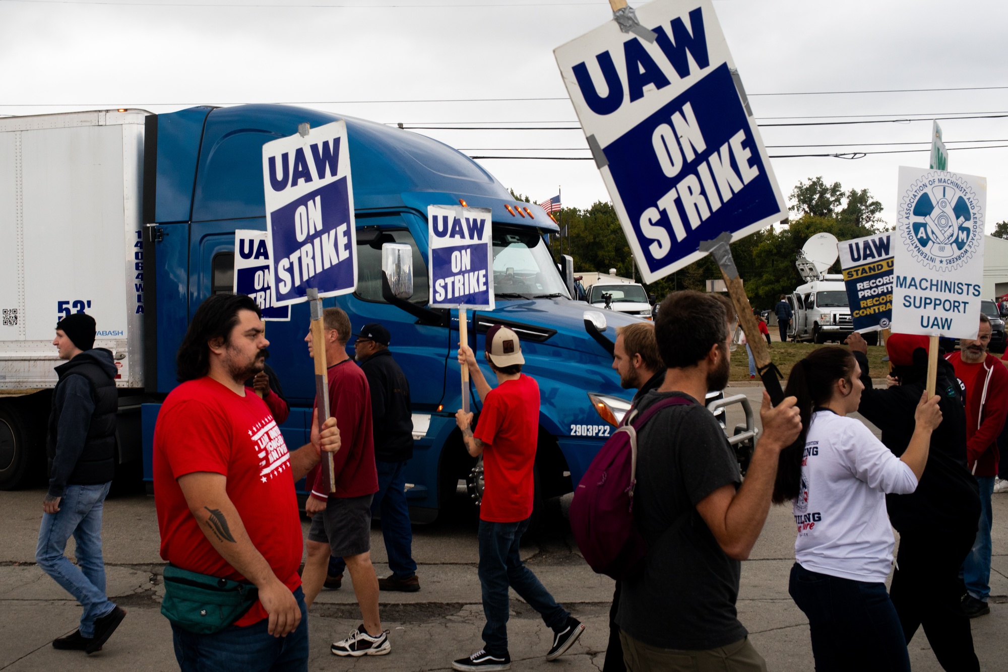 نقابة عمال السيارات الأمريكية تهدد بالإضراب في مزيد من المصانع يوم الجمعة