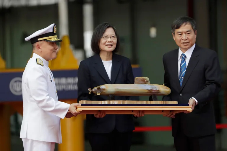 رئيسة تايوان تطلق أول غواصة محلية الصنع في الجزيرة للاختبار