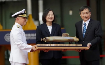 الصورة: الصورة: رئيسة تايوان تطلق أول غواصة محلية الصنع في الجزيرة للاختبار