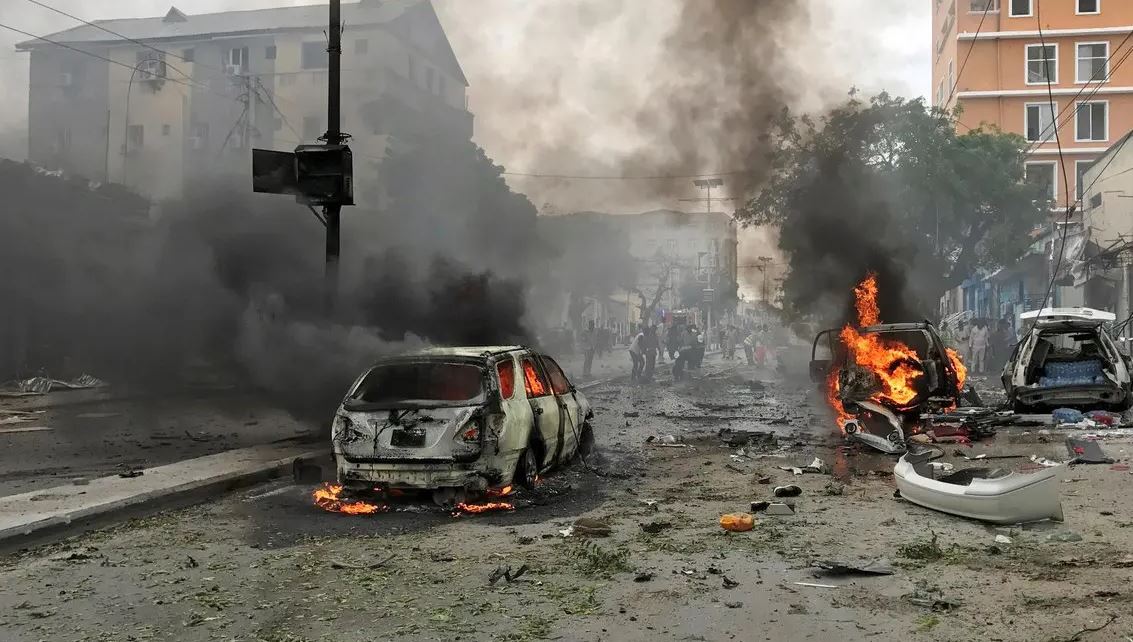 مقتل 6 أشخاص وإصابة 14 آخرين في انفجار سيارة مفخخة في سوق للحوم بوسط الصومال