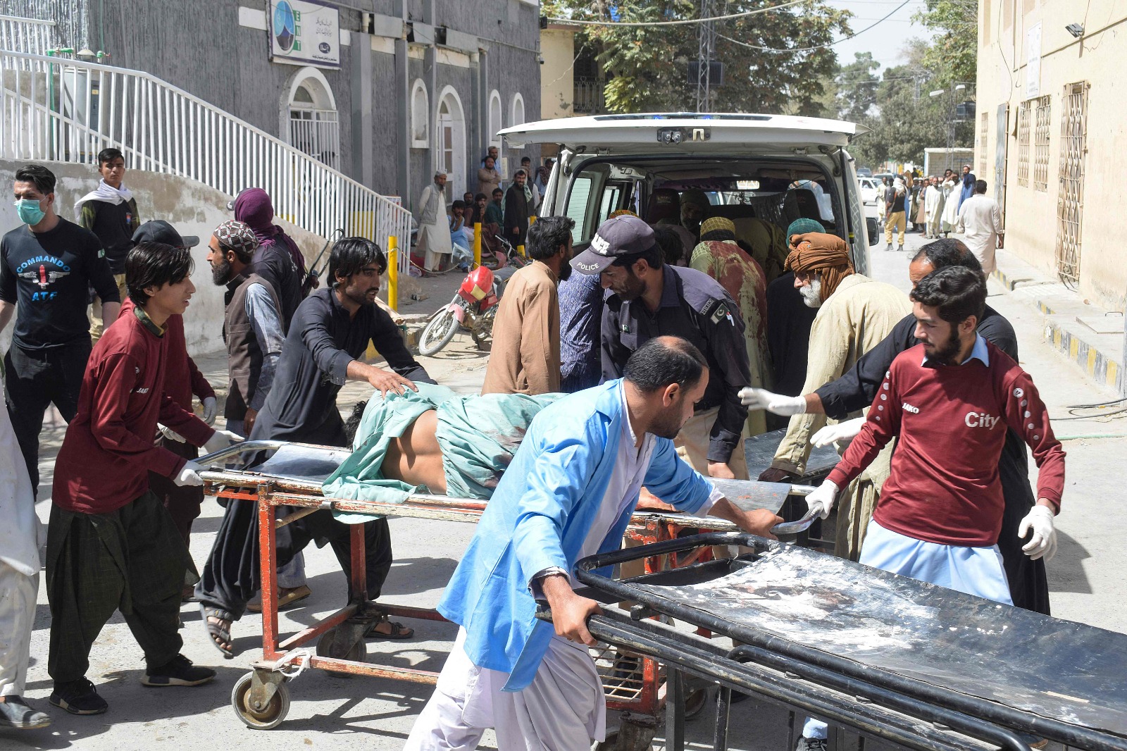باكستان.. مقتل وإصابة العشرات في تفجير قرب مسجد في مدينة بيشاور خلال أداء صلاة الجمعة