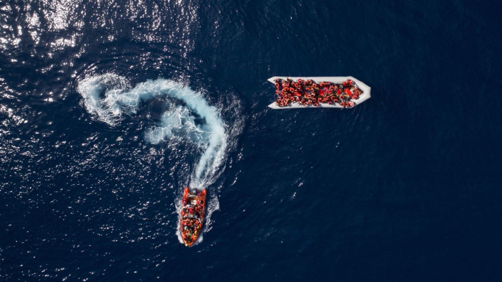منظمة: قارب تابع لخفر السواحل الليبي يصطدم بآخر يحمل 50 مهاجراً قبالة سواحل ليبيا
