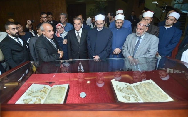 الصورة: الصورة: يعود تاريخها إلى القرن الأول الهجري.. مصر تُنهي ترميم إحدى أقدم النسخ القرآنية