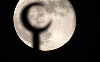 الصورة: الصورة: القمر العملاق