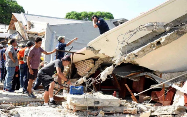 الصورة: الصورة: مقتل 9 أشخاص جراء انهيار سقف كنيسة في المكسيك وعشرات المفقودين مايزالون تحت الأنقاض