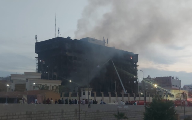 الصورة: الصورة: التلفزيون الرسمي: السيطرة على حريق مديرية الأمن في محافظة الإسماعيلية بمصر