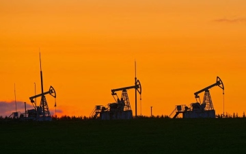 الصورة: الصورة: أسعار النفط تتراجع 1% بفعل قوة الدولار ومؤشرات متباينة عن المعروض
