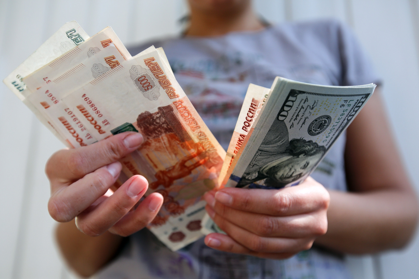 سعر صرف الدولار يتجاوز 100 روبل روسي لأول مرة منذ أغسطس الماضي