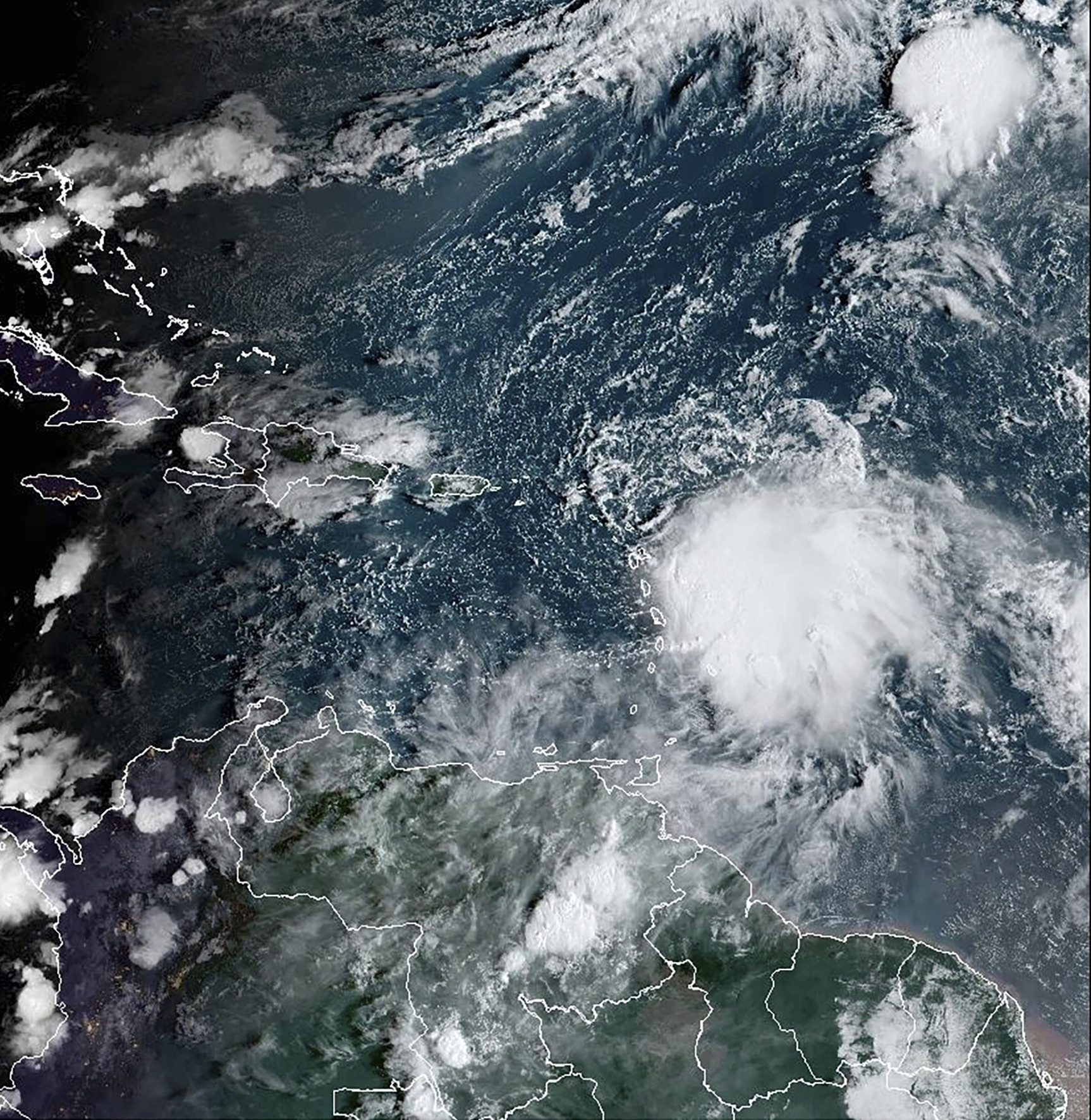 العاصفة المدارية فيليب تفاجئ شرق الكاريبي بأمطار غزيرة وسيول