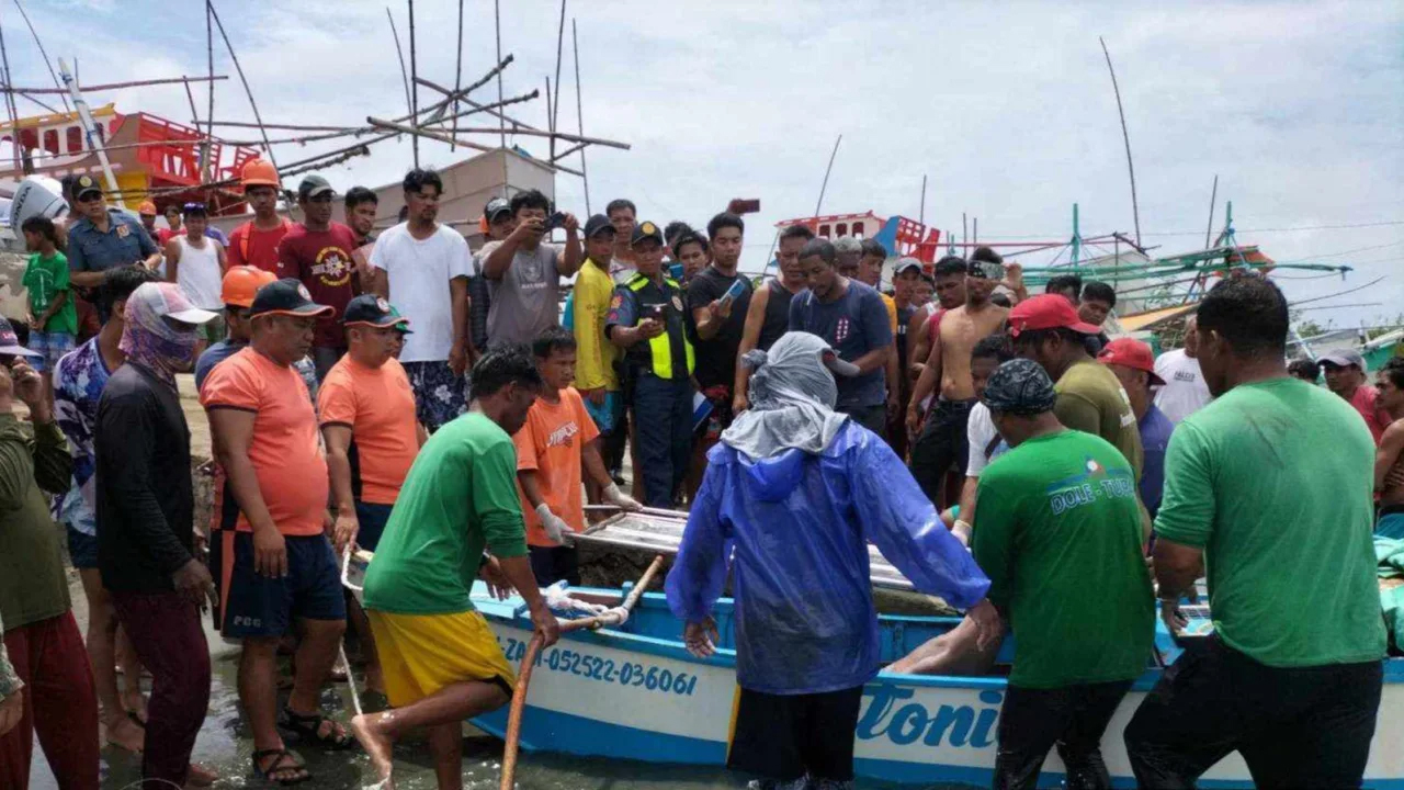 خفر السواحل: مقتل 3 صيادين فلبينيين بسبب سفينة 