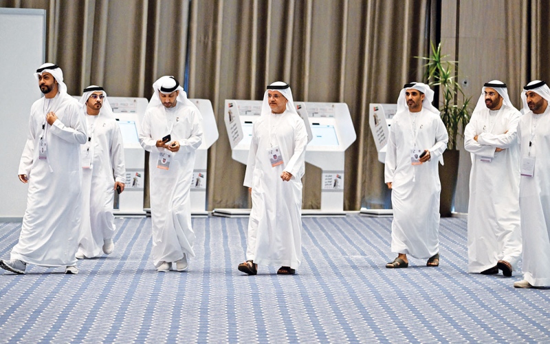 الصورة: الصورة: مسؤولون وناخبون في أبوظبي: البنية الرقمية المتقدمة سهّلت وسرّعت العملية الانتخابية