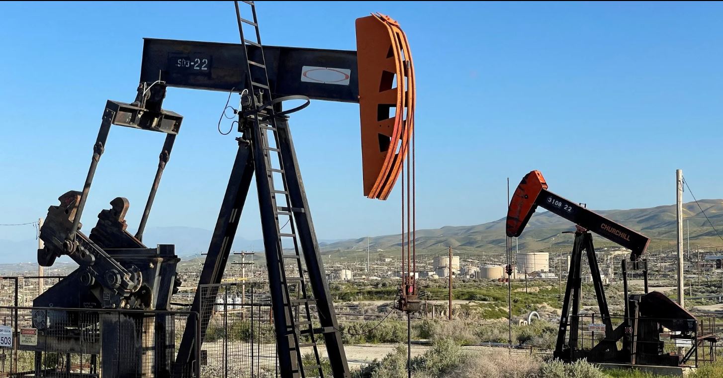 ارتفاع أسعار النفط لكنها تسجل أكبر خسائر أسبوعية منذ مارس الماضي