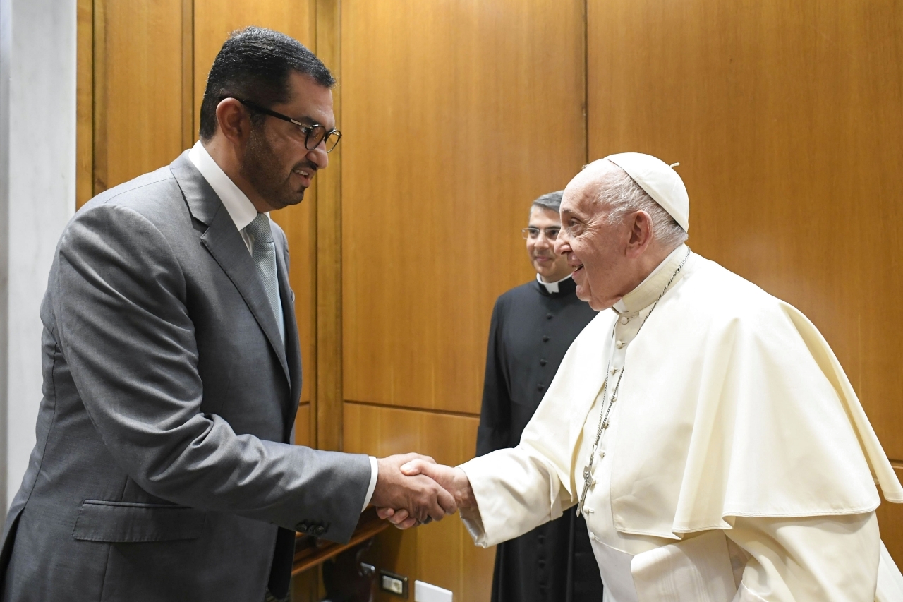 صورة سلطان الجابر يبحث مع البابا فرنسيس دعم القيادات الدينية للعمل المناخي