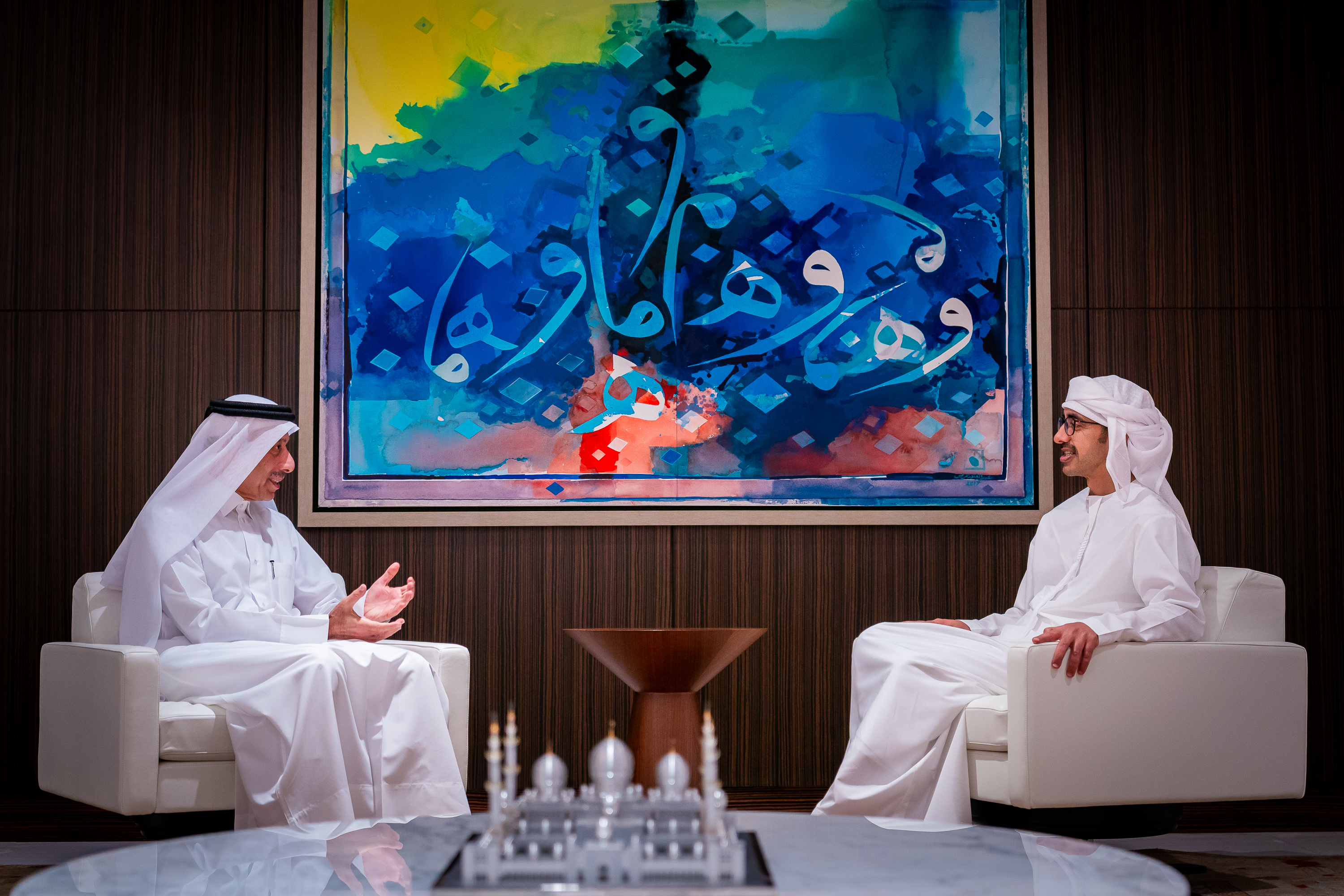 عبدالله بن زايد يلتقي سفير قطر لدى الإمارات