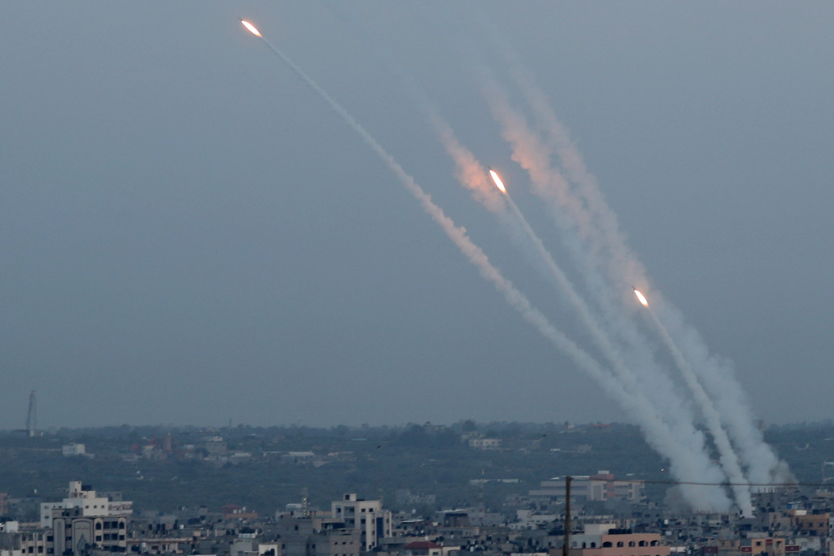إطلاق مئات الصواريخ من قطاع غزة على إسرائيل