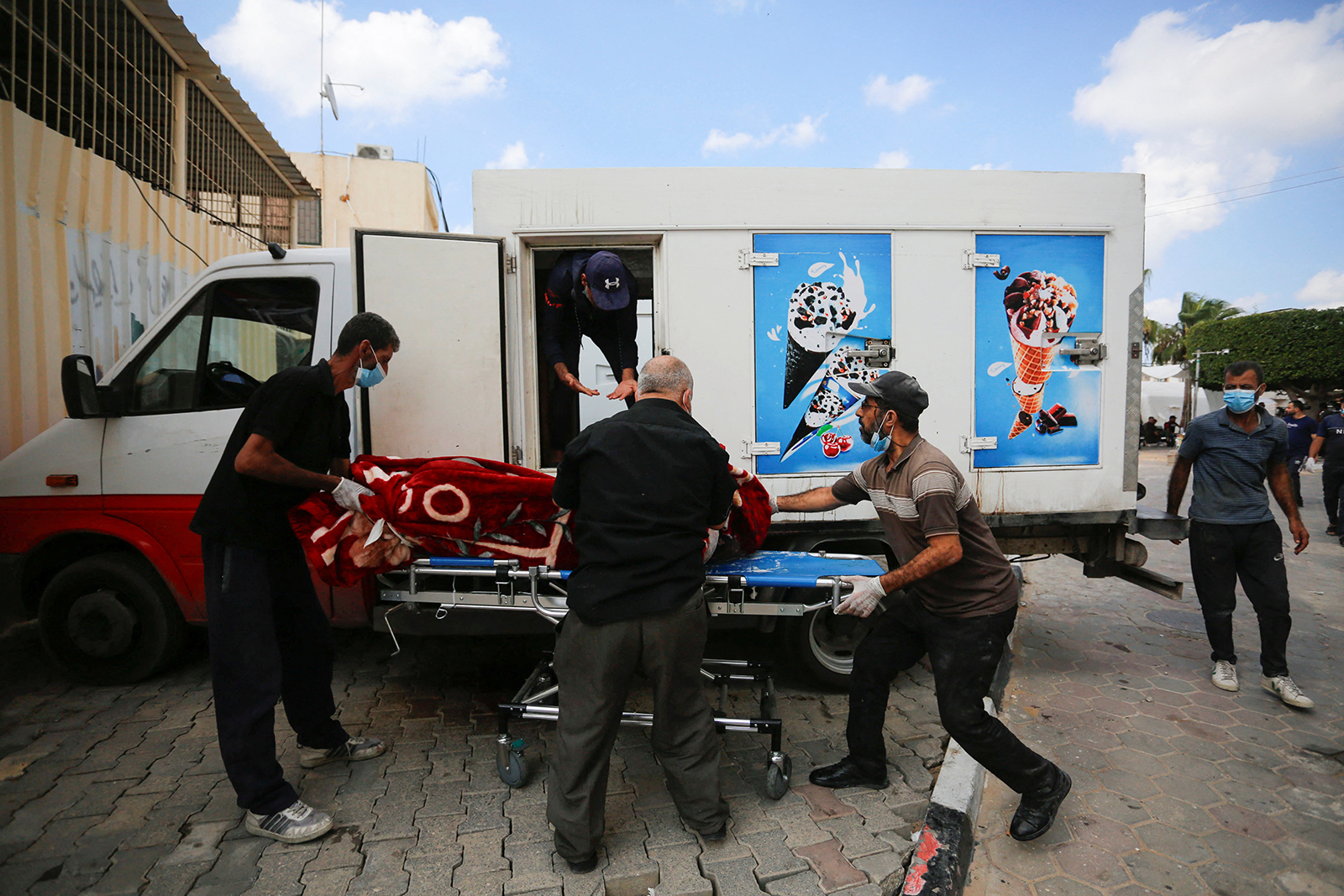 مع ارتفاع الأعداد.. شاحنات الآيس كريم تنقل جثث القتلى في غزة