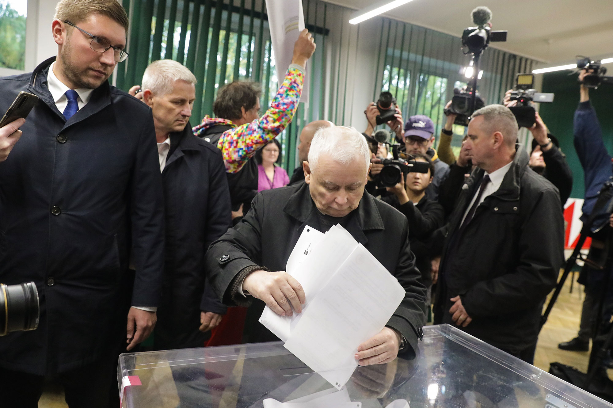 نتائج الانتخابات البولندية محتدمة والمعارضة تعلن فوزها