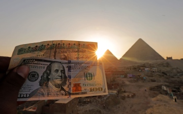 الصورة: الصورة: ارتفاع سعر صرف الدولار واليورو مقابل الجنيه المصري في السوق السوداء