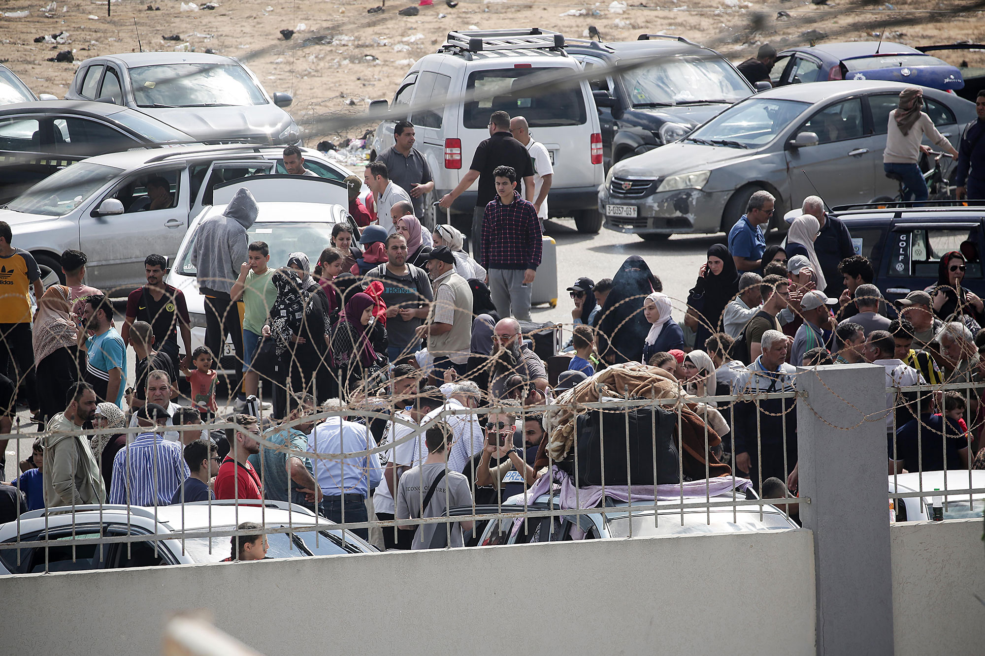 شاحنات تحمل مساعدات لغزة تتحرك من العريش المصرية باتجاه معبر رفح