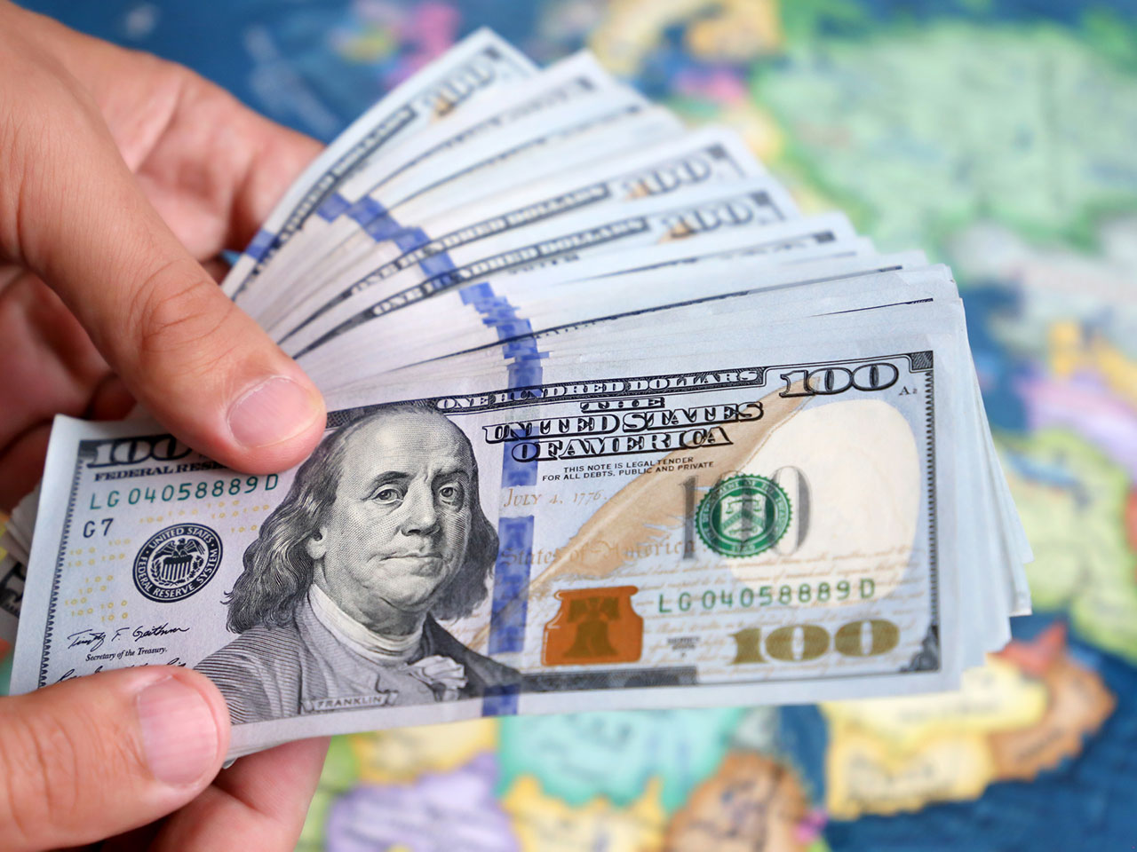 الدولار يتحرك ضمن نطاق ضيق مع ترقب لتطورات الشرق الأوسط وكلمة لرئيس المركزي الأمريكي
