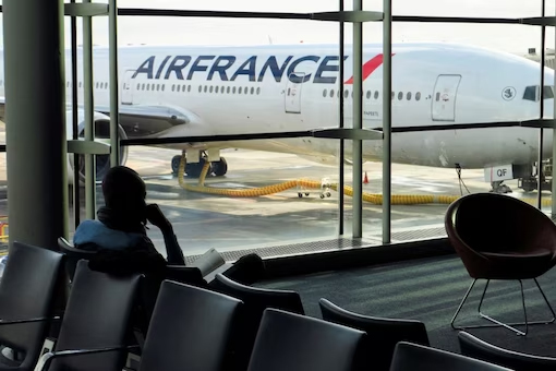 إخلاء ستة مطارات في فرنسا بعد تلقي 