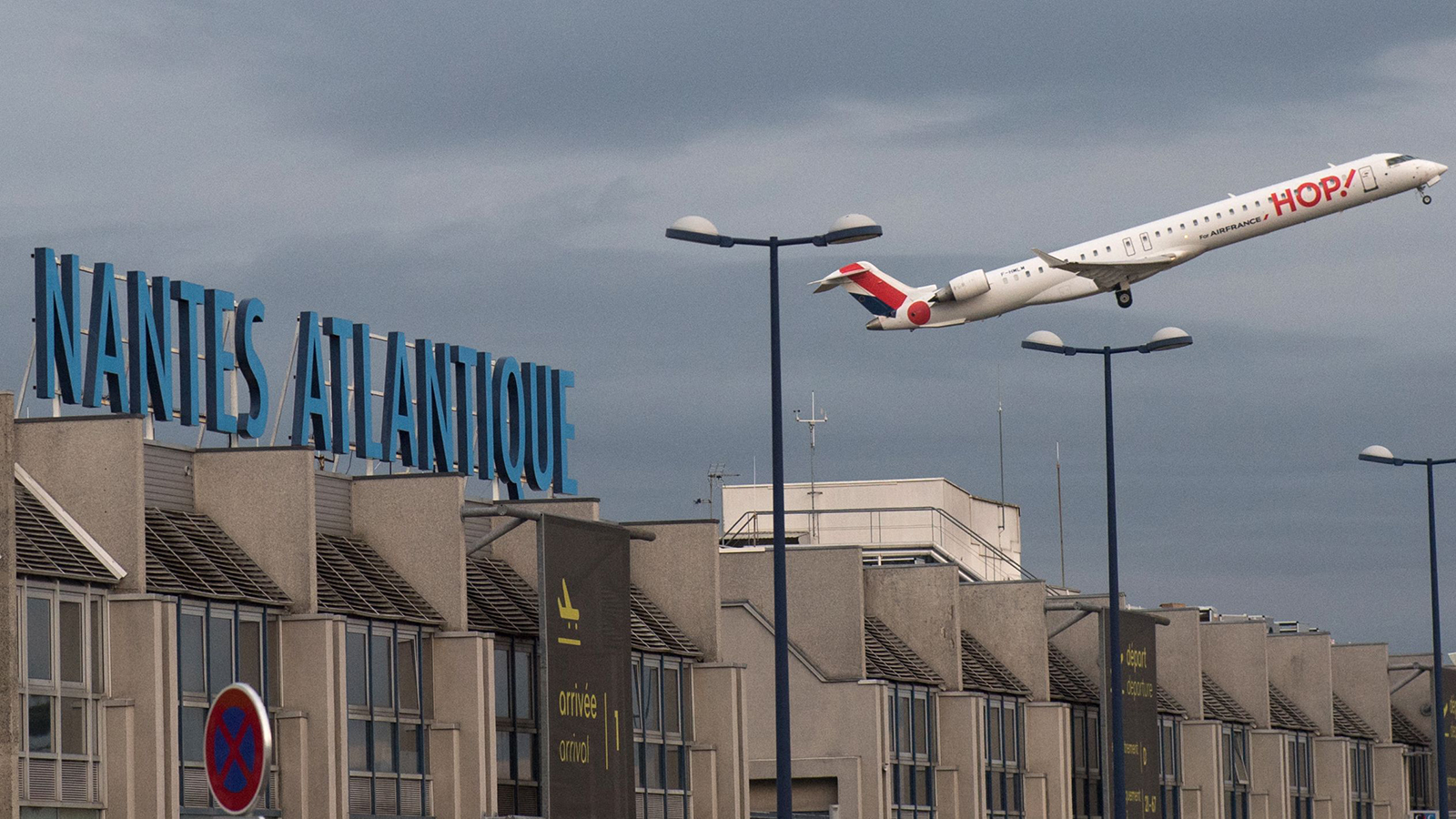 مطارات فرنسا تستأنف العمل بعد إخلائها بسبب تهديدات