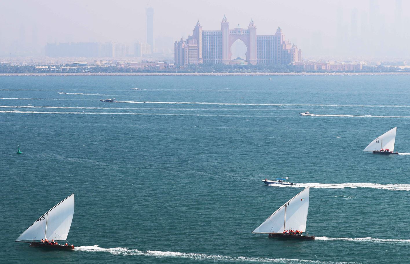 تظاهرة رياضية بحرية كبيرة مع إنطلاق منافسات سباق الجولة الأولى ..الشراعية 43 قدما تبحر السبت في شواطئ دبي