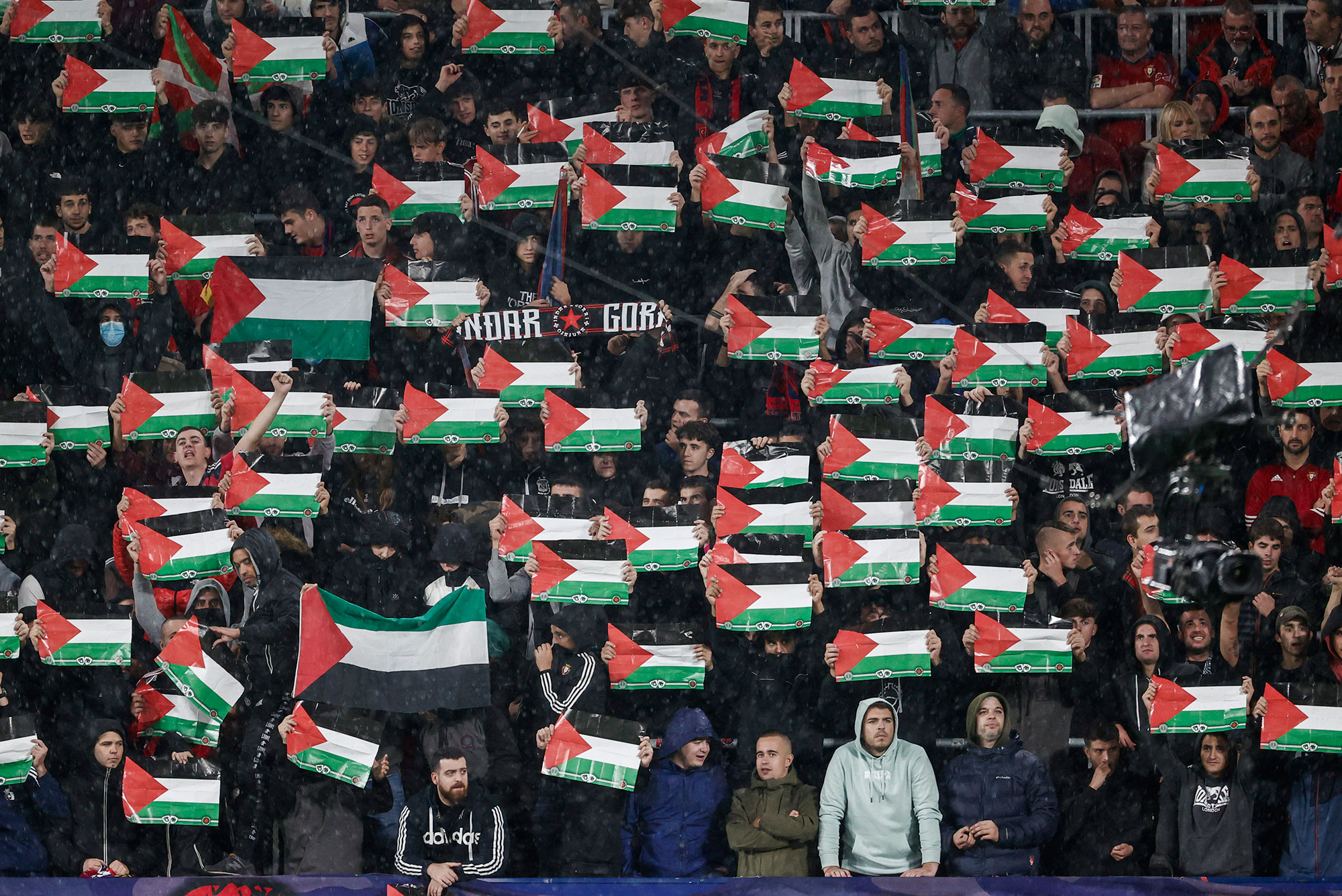 مشجعو نادٍ إسباني يرفعون علم فلسطين تضامناً مع غزة