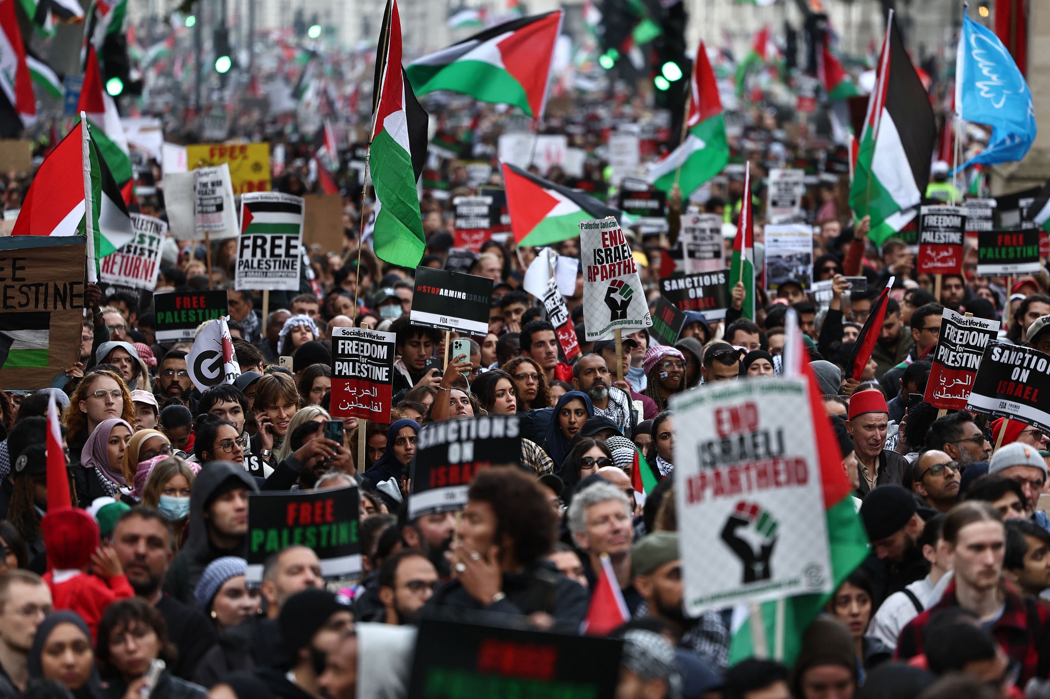 أكثر من 100 ألف شخص يشاركون بمسيرة داعمة لفلسطين في العاصمة البريطانية لندن