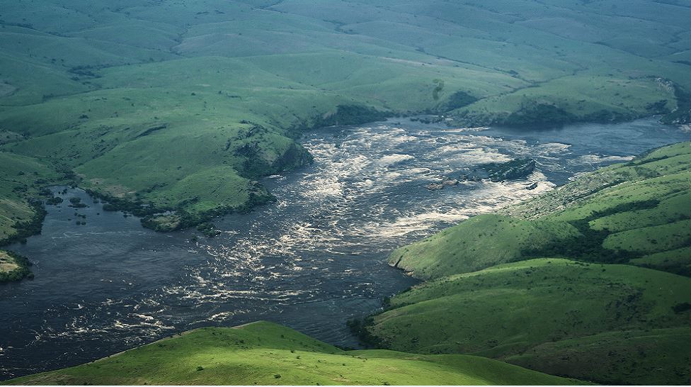 «نهر الظلام».. لماذا يعد أحد أكثر المسطحات المائية عُتمة في العالم؟