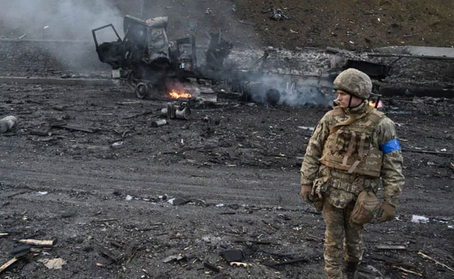 مقتل ستة أشخاص وإصابة 14 في قصف صاروخي روسي أصاب مستودعاً أوكرانياً في منطقة خاركيف
