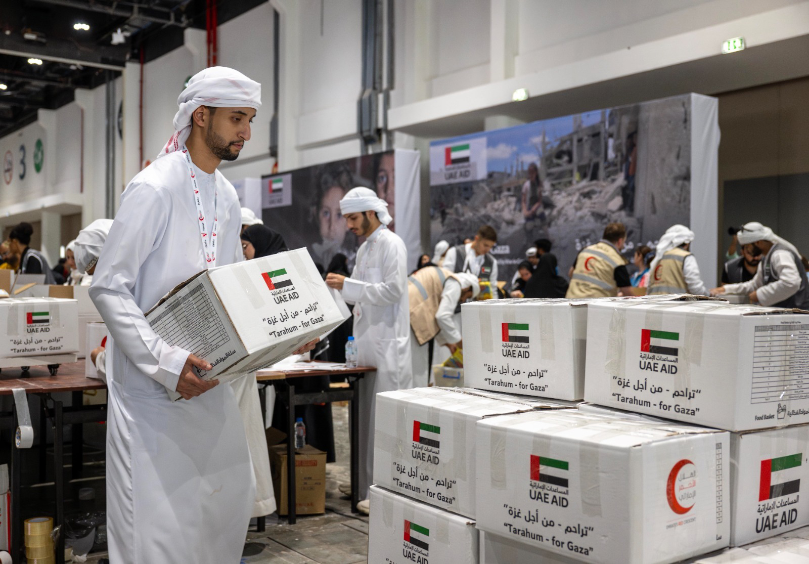 تجهيز 550 طناً من المواد الإغاثية من الإمارات ضمن حملة «تراحم من أجل غزة»
