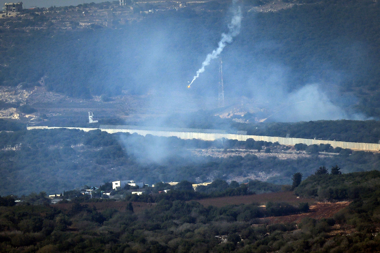 إسرائيل تحبط إطلاق صاروخ من لبنان.. وبيروت تصدر إرشادات بشأن المطار