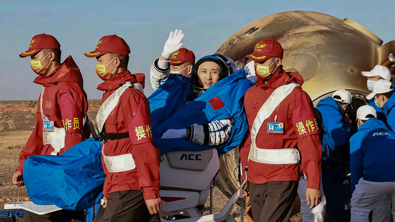 عودة 3 رواد فضاء صينيين إلى الأرض بعد مهمة استغرقت 5 أشهر