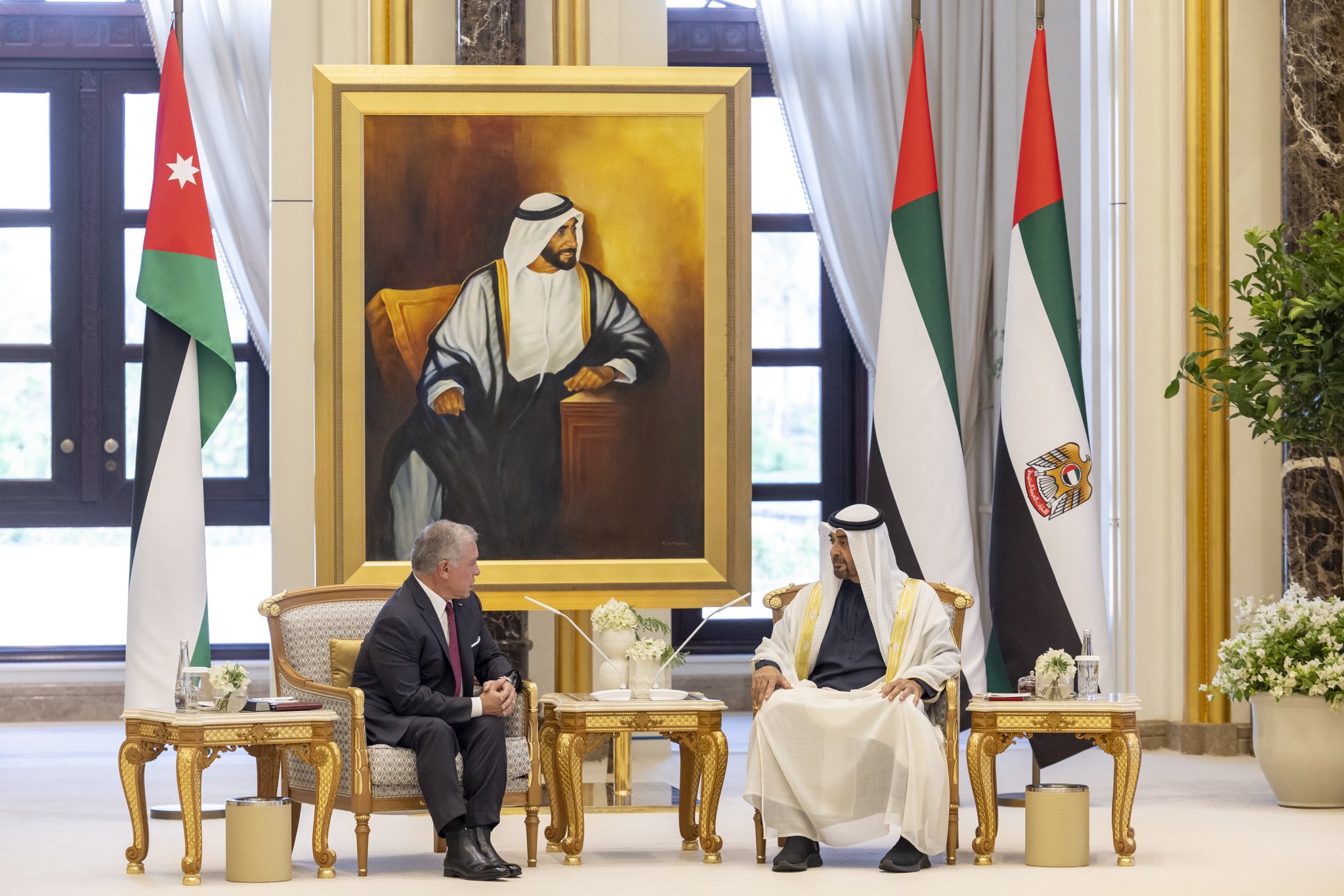 رئيس الدولة وملك الأردن يبحثان العلاقات الأخوية وتعزيز التعاون المشترك بين البلدين
