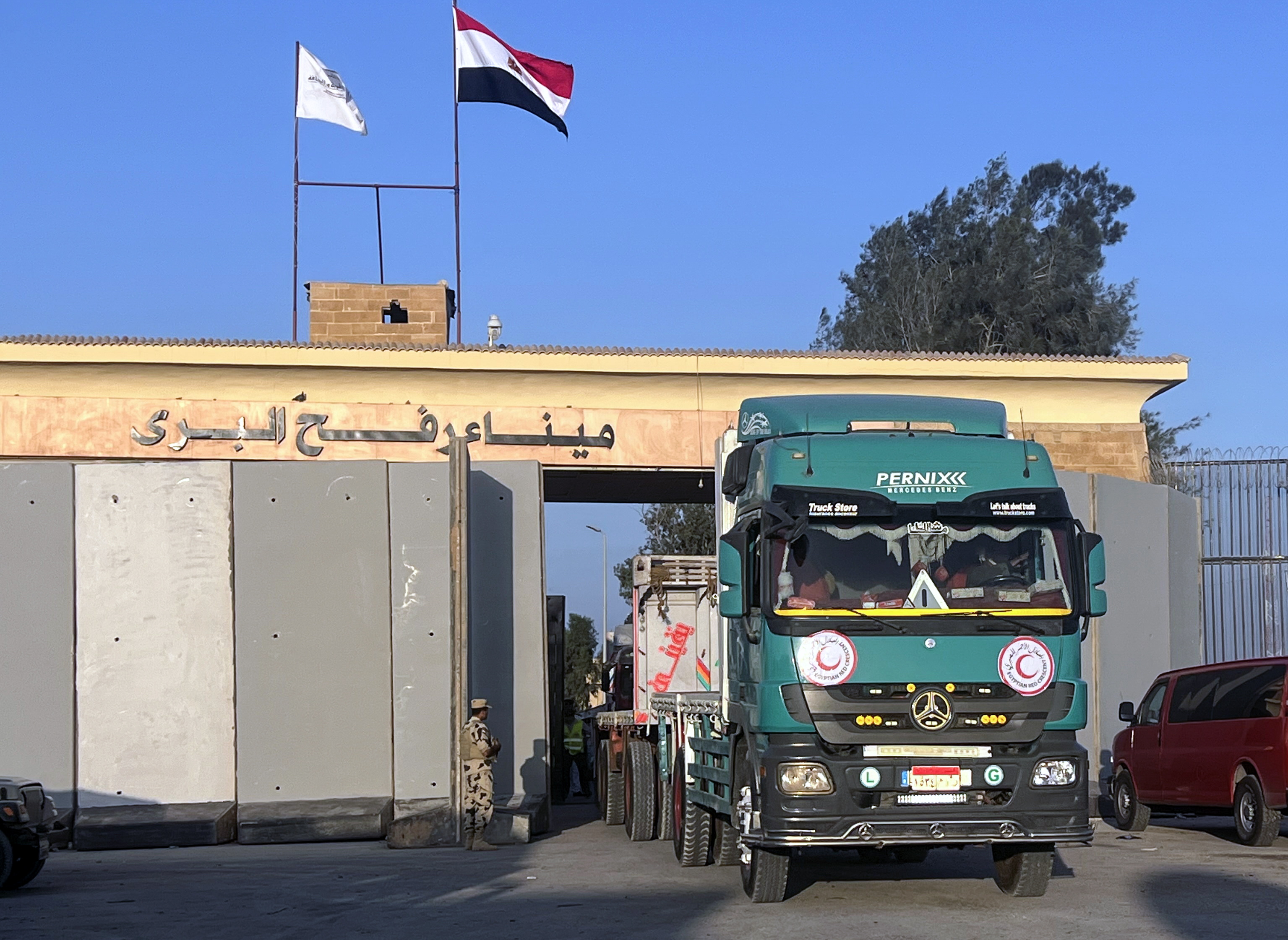 الهلال الأحمر الفلسطيني يتسلم 30 شاحنة مساعدات إنسانية من نظيره المصري عبر معبر رفح