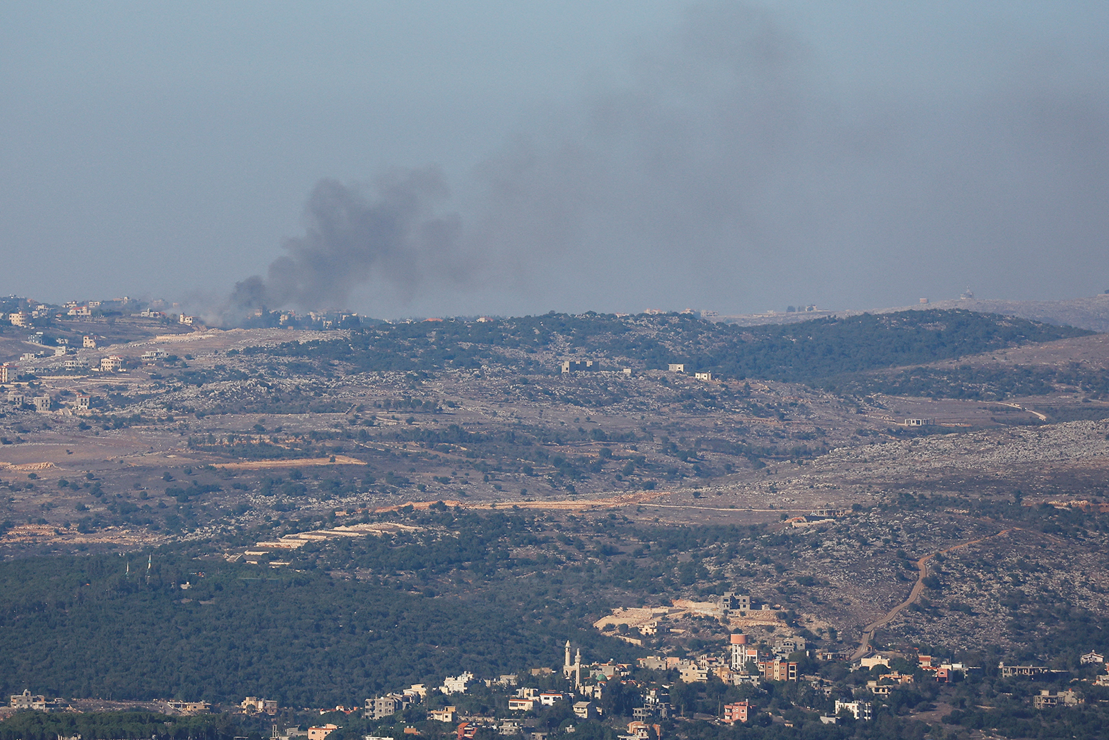 مقتل 4 أفراد من عائلة صحافي بضربة إسرائيلية على لبنان