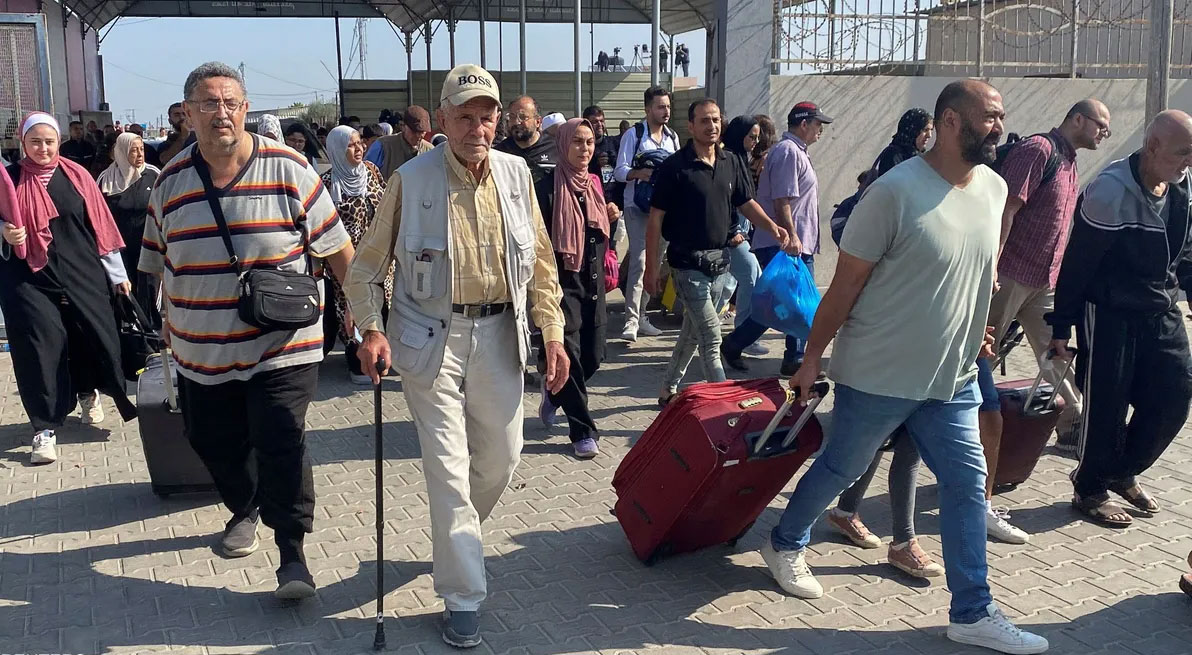 مصر : مغادرة 329 أجنبياً و17 مريضاً من غزة عبر معبر رفح