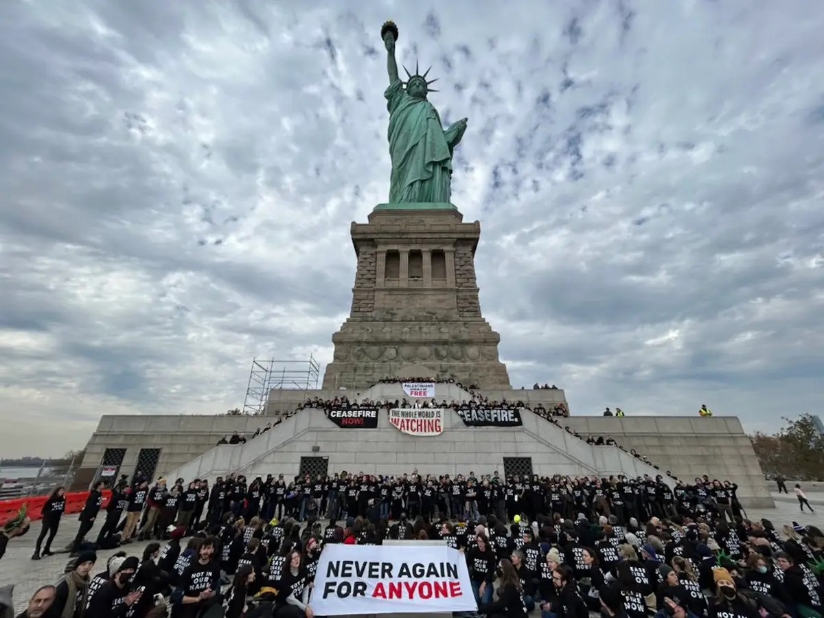 نشطاء سلام يهود يحتلّون تمثال الحرية في نيويورك للمطالبة بوقف إطلاق النار في غزة