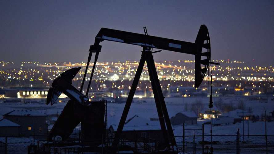 النفط يتراجع لأدنى مستوى في أكثر من 3 أشهر وسط علامات على زيادة المعروض