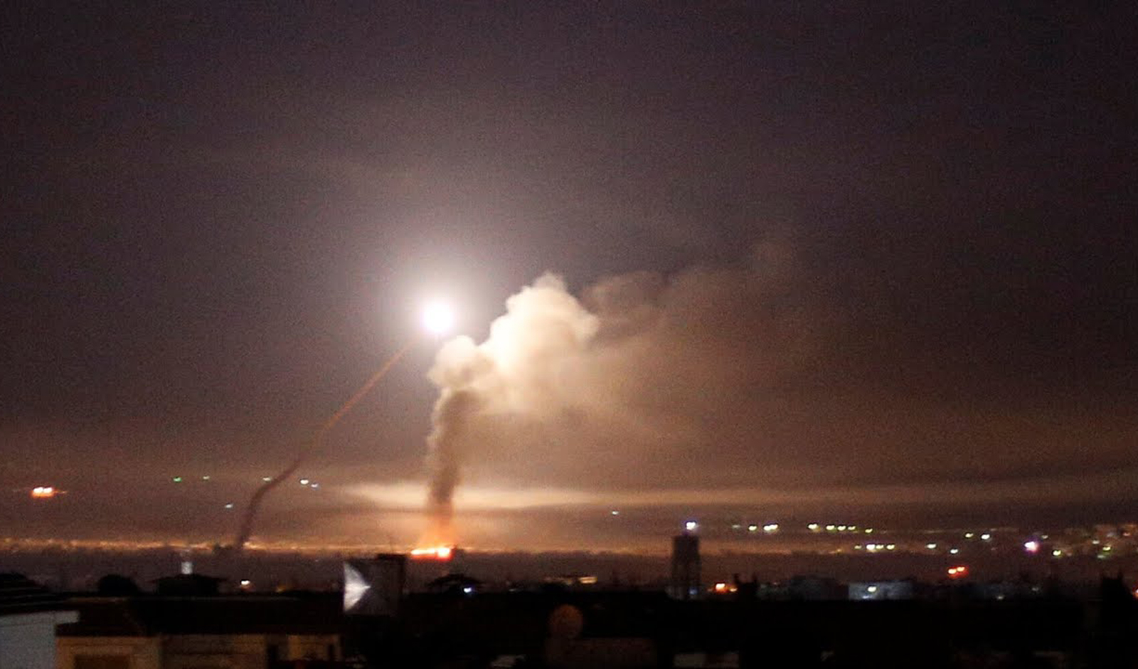 إسرائيل تشنّ هجوماً جوياً على مواقع عسكرية في سوريا