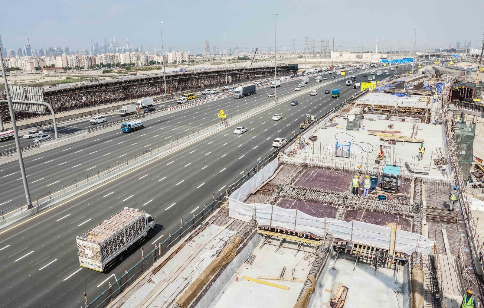 (طرق دبي) تنجز 50% من مشروع تطوير تقاطع شارع جرن السبخة مع شارع الشيخ محمد بن زايد