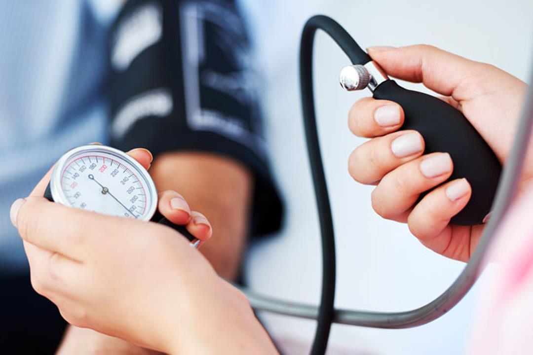 كيف تخفض ضغط الدم بدون أدوية وبحيلة بسيطة؟
